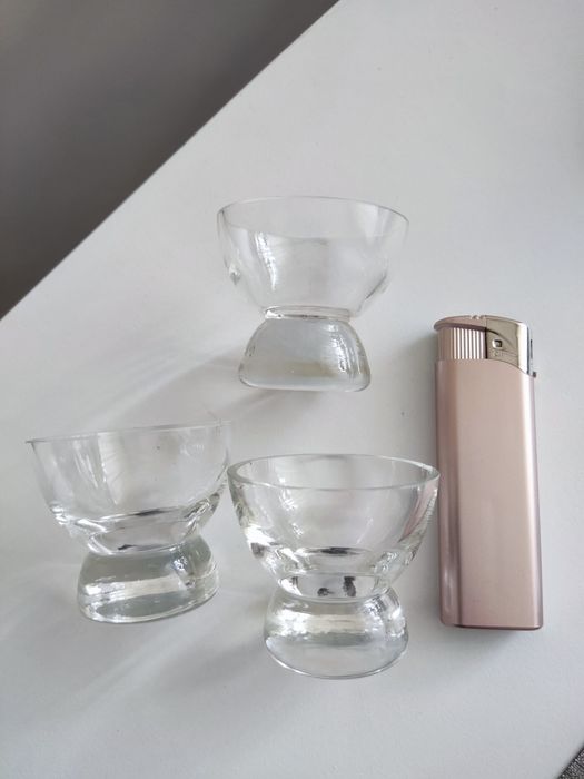 Стъклени чаши, безцветни, сини, жълти и малки чинийки