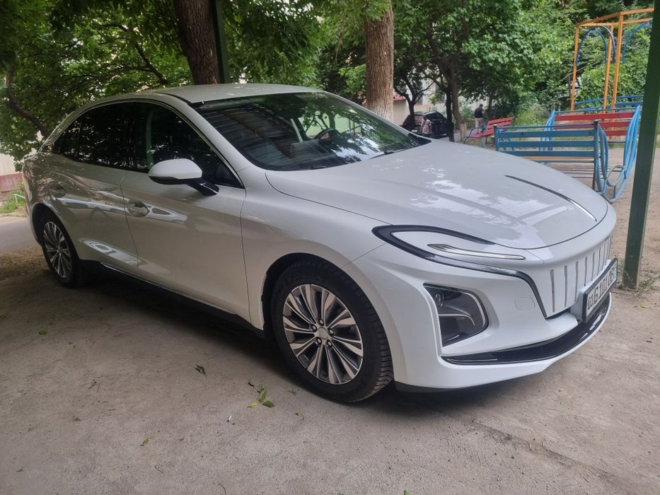 Продаю свой Hongqi e-qm5, 500 км запас хода. В отличном состоянии.