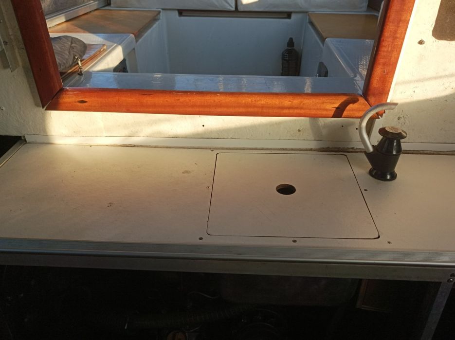 Продавам ветроходна лодка