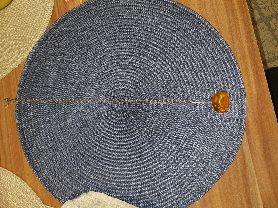 Сребърно колие с кехлибар