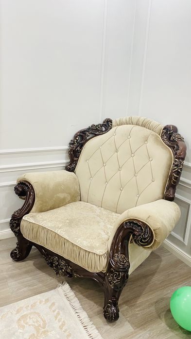 Продам 2 дивана с креслом