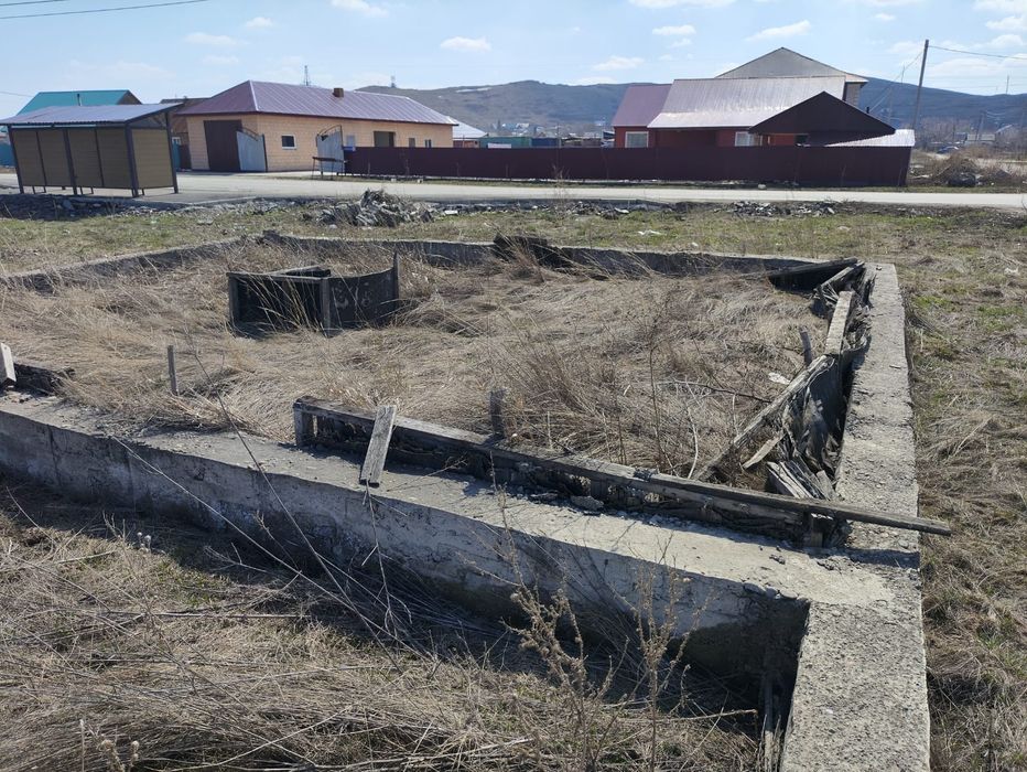 Продам в меновном участок с фундаментом