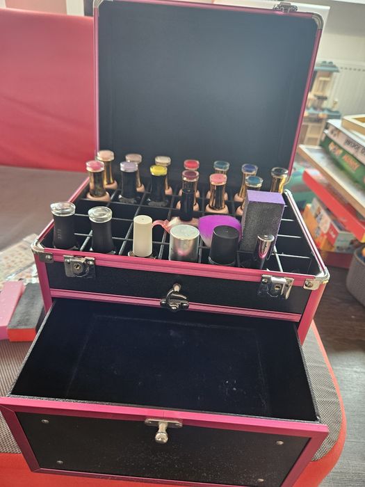 120 lei Chit de unghii Luxorise Professional cu cutie și lampa UV