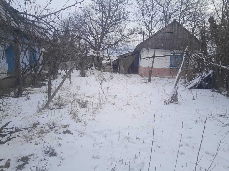 Vand teren cu casa batraneasca+anexe