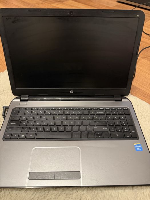 Laptop HP 250 G3 – funcțional (doar conectat la priză)