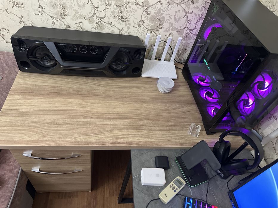 Письменный стол.