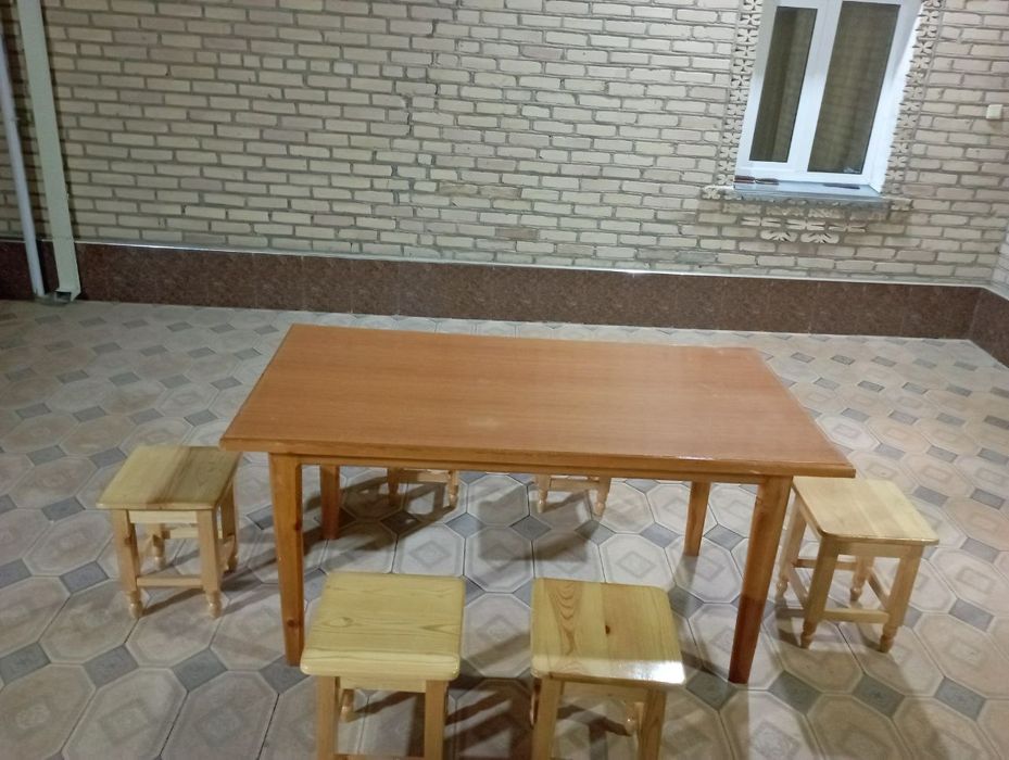 Продаётся кухонный столик и 6 шт  стулья  деревянные  очень  прочные