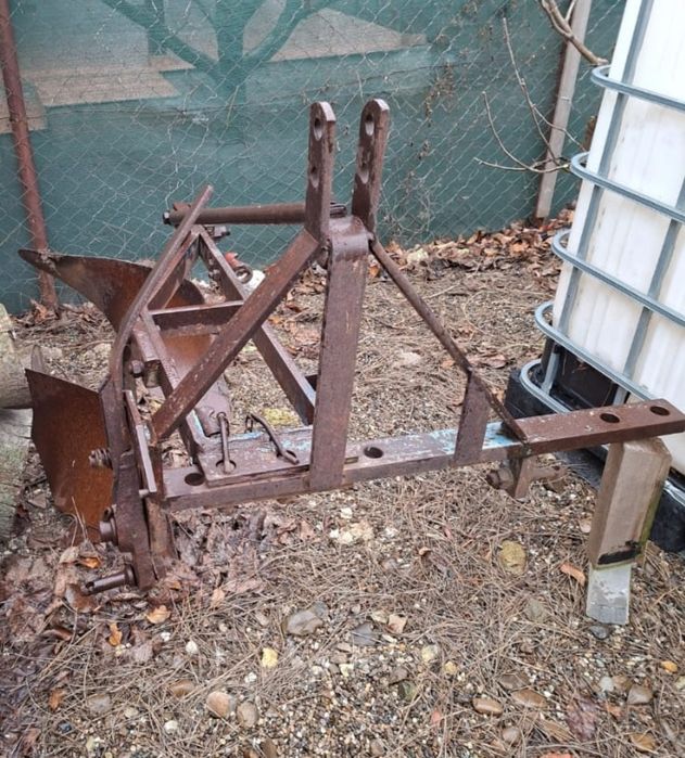 Vând  Tractor Universal 445 și utilaje agricole