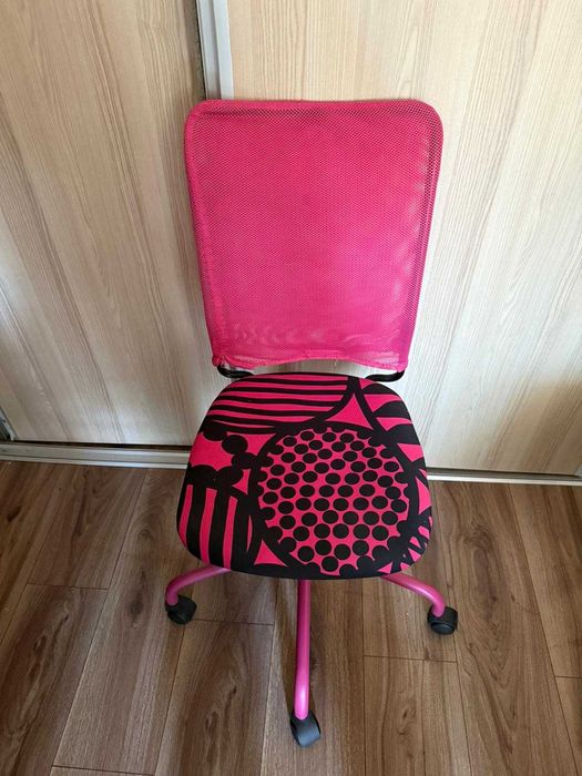 Scaun birou fetite roz/negru aproape nou