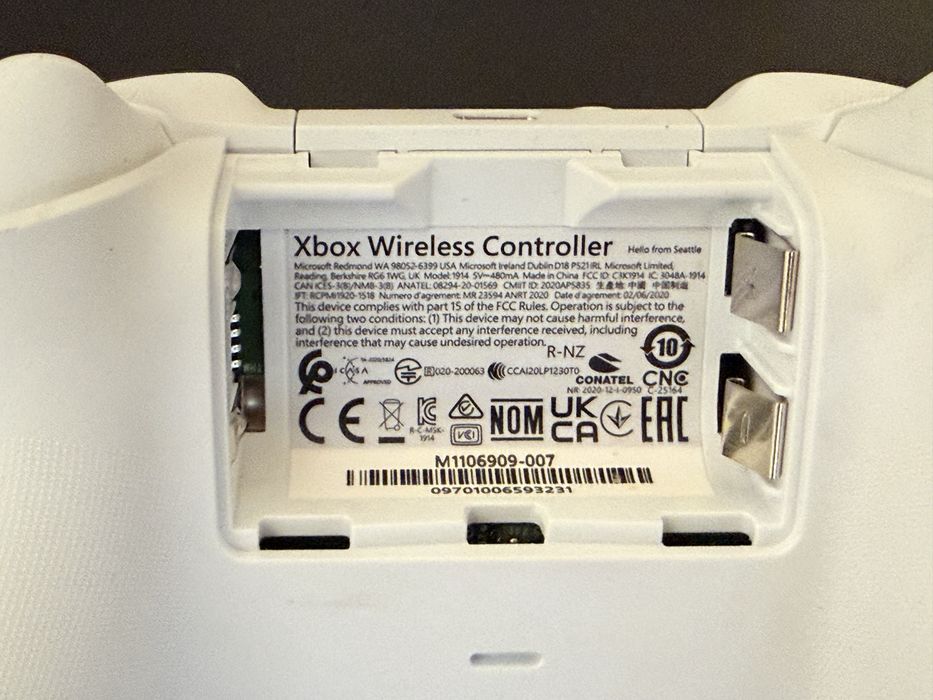 Продам 2 оригинальных Xbox Wireless Controller + Bluetooth 5.0 Adapter