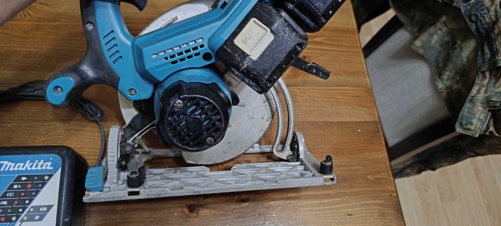 Ръчен циркуляр Makita DHS710