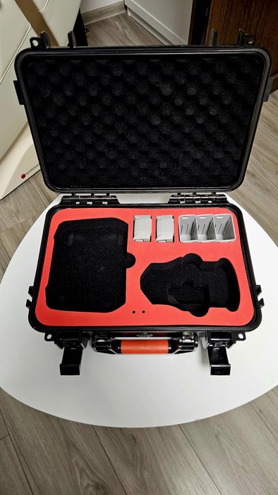 DJI Mini 3 Pro – geantă rigidă, hub încărcare și 2 baterii