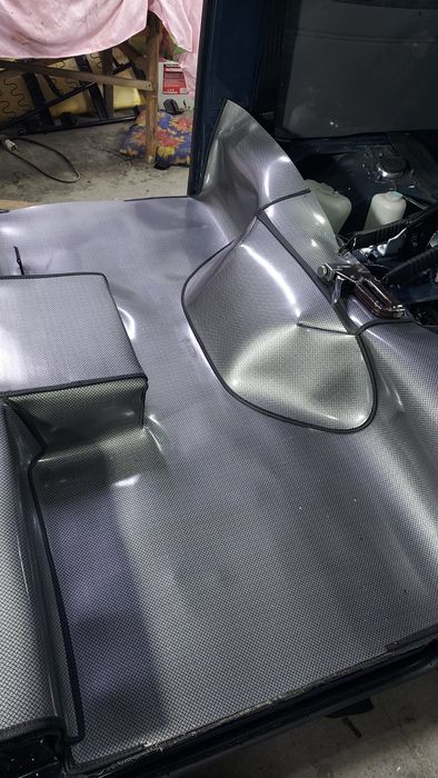 Damas saloniga lenolium solish