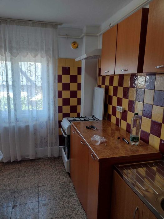 Inchiriez apartament (langa politie Longinescu)