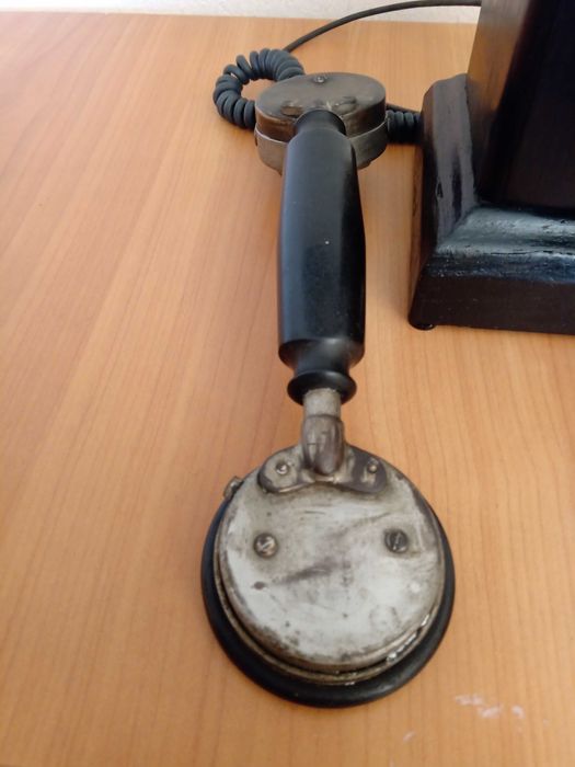 Стар ретро телефон
