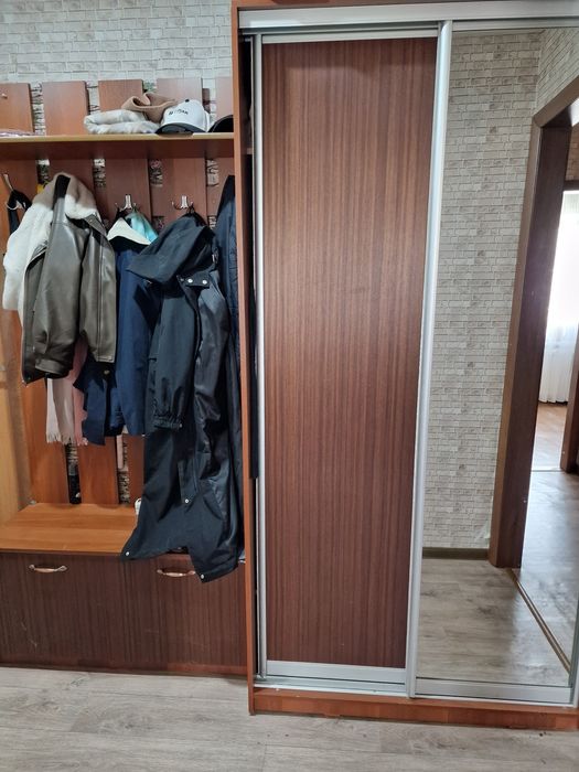 Продам прихожую,  робот пылесос ,перчатки для бокса