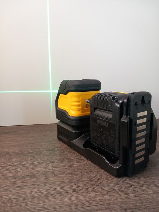 Vând nivelă Laser Dewalt DCE088G18