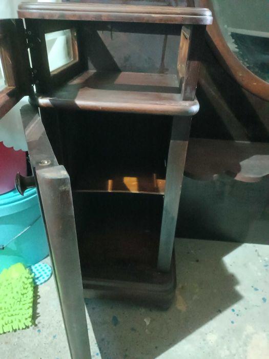 Продавам старинна тоалетка с огледало