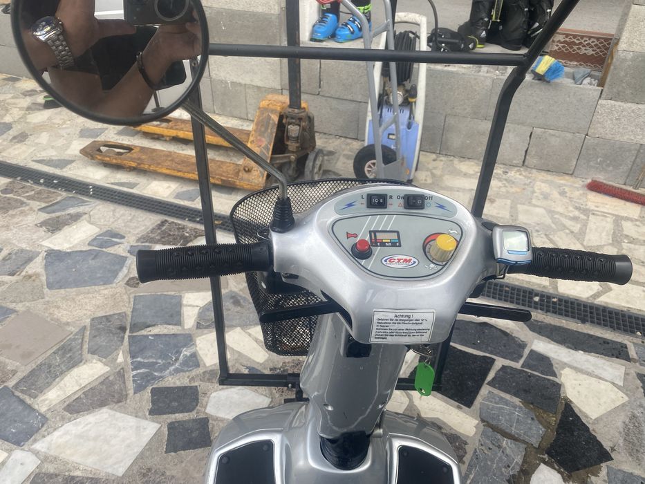 Carucior electric persoane cu dezabilitati