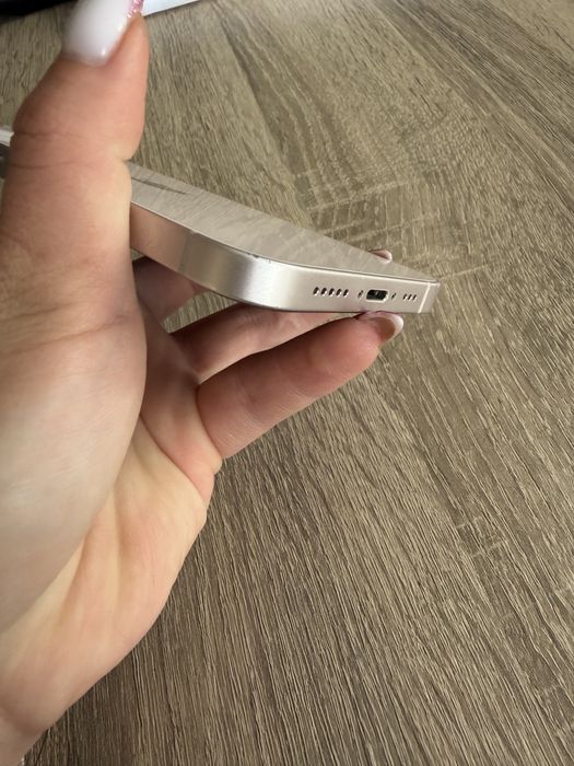 Iphone 13 с подарък няколко калъфчета