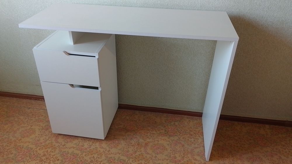 Стол письменный, учебный.