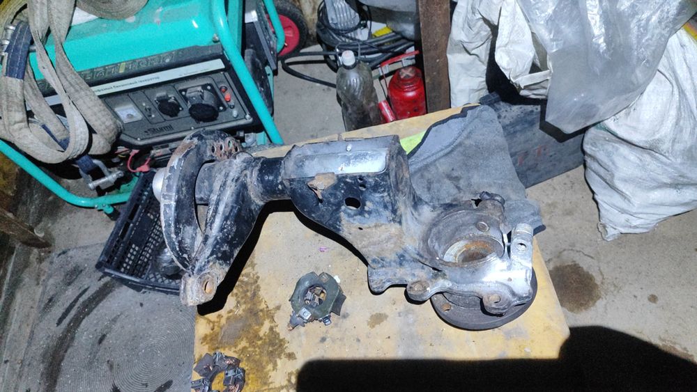 Цапфа Ауди 100 с4 правая