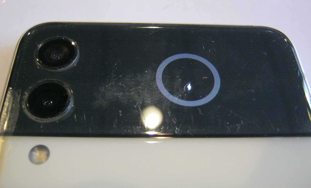 Samsung Galaxy Z Flip 4, ecran spart