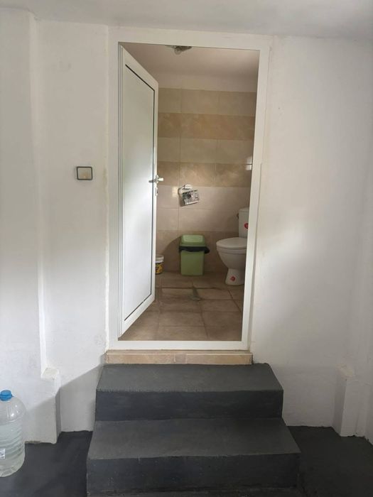 Двуетажна тухлена къща с басейн