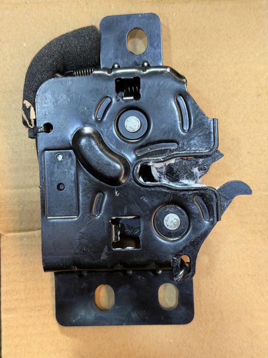 Замок капота BYD SONG PLUS