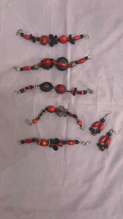Ръчно изработени от полускъпоценни камъни и мъниста гривни.