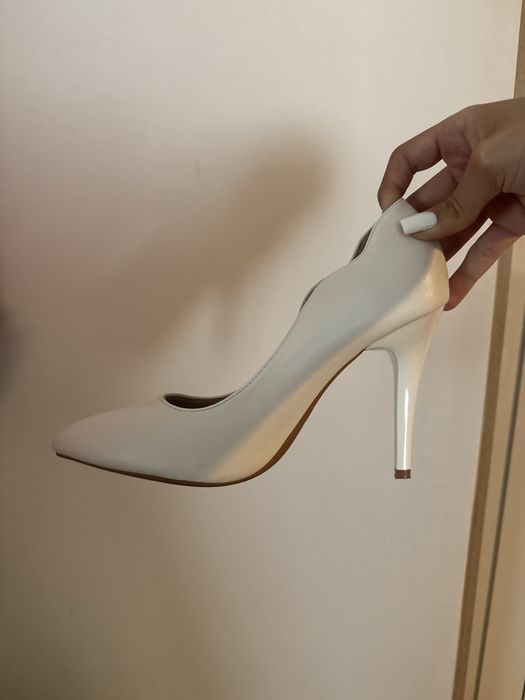 Бели токчета 37 размер.