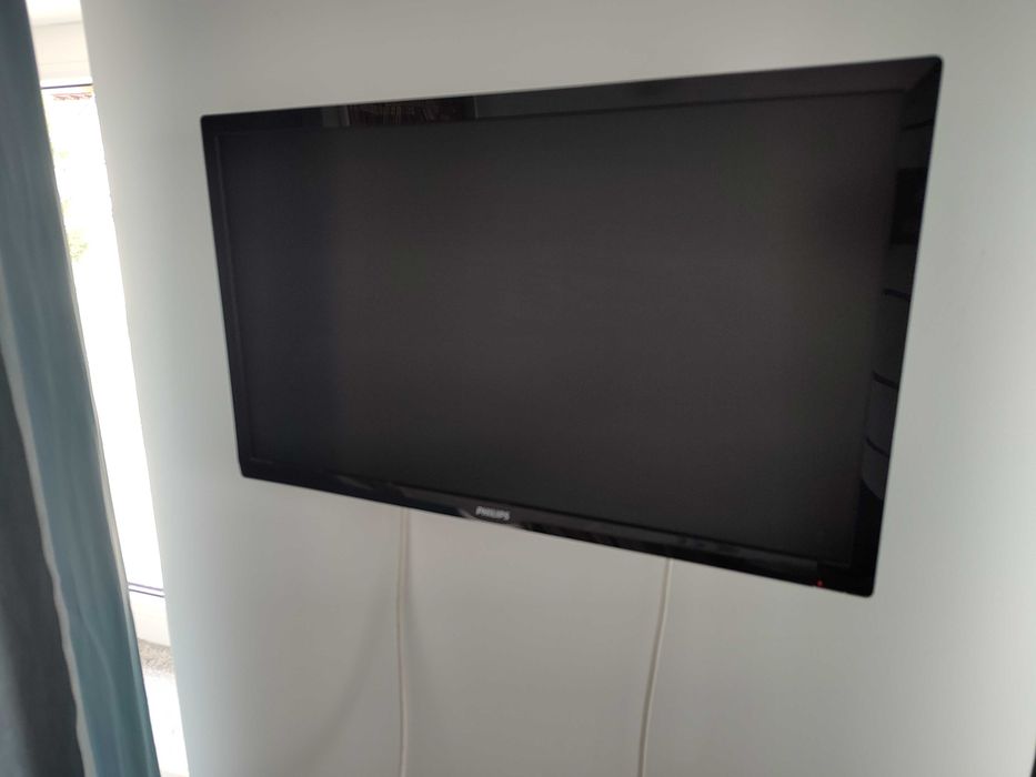 TV Philips, 59cm, cu suport de perete