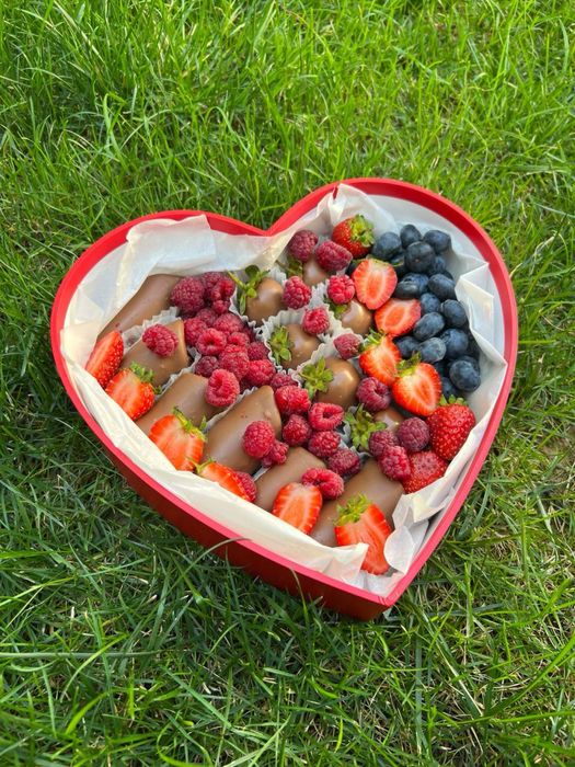 Клубника в шокодаде Qulupnayli shokolad Новый год