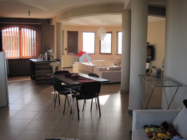 Продава се Многостаен апартамент в Хасково, Промишлена зона - Юг - 250 кв.м за 510 €/кв.м - Снимка #3