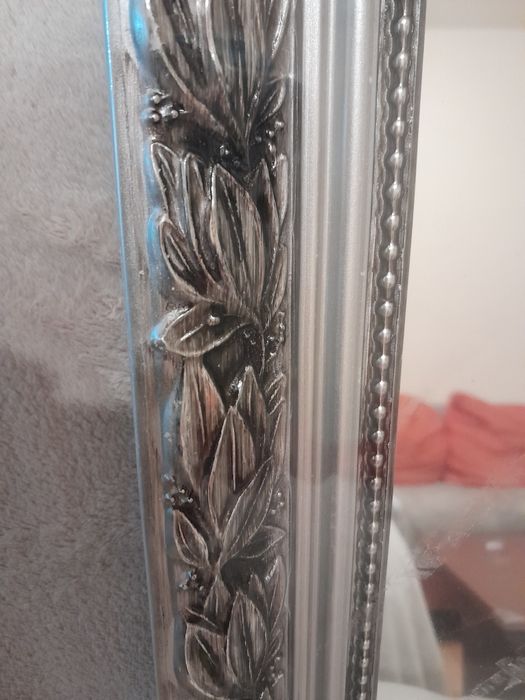 Vand oglinda cu rama din lemn masiv, ornament argintiu, noua