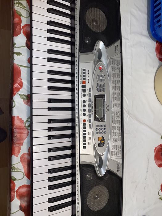 Продается, Синтезатор