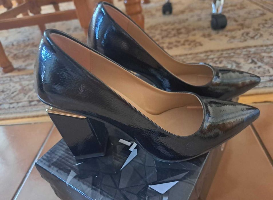 Дамски обувки на ток в черно