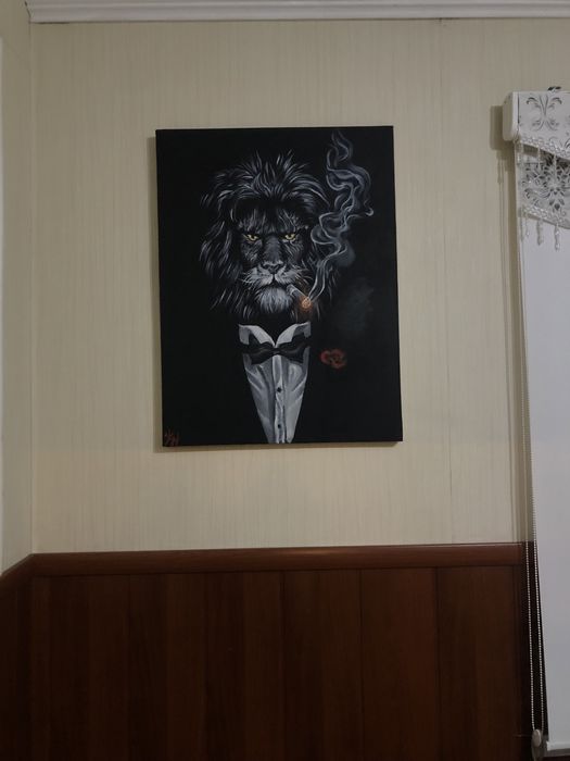 Картина “Лев в костюме”