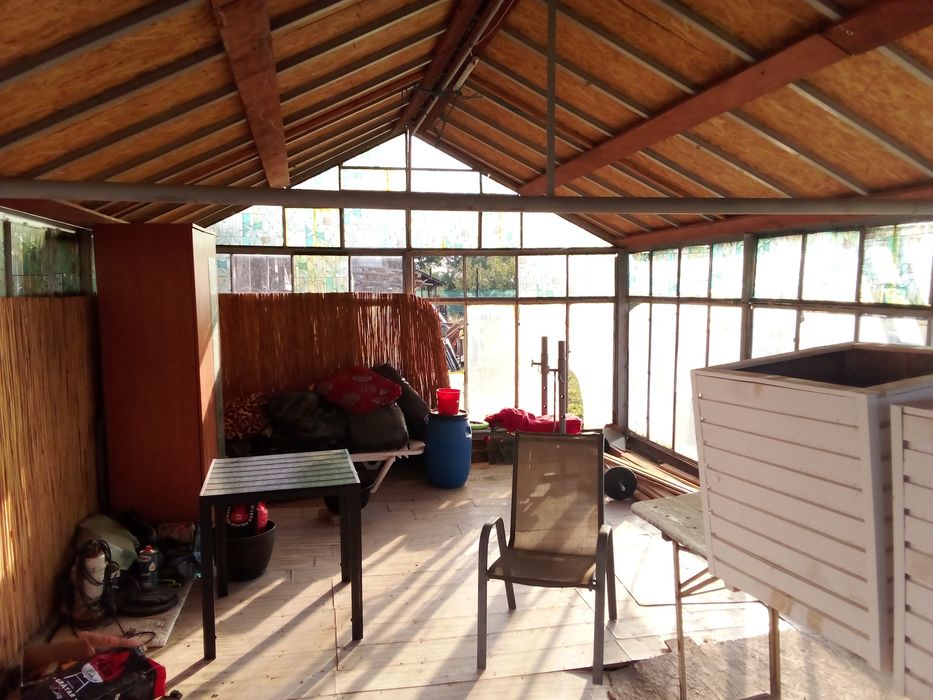 Vând seră cu structura metalică