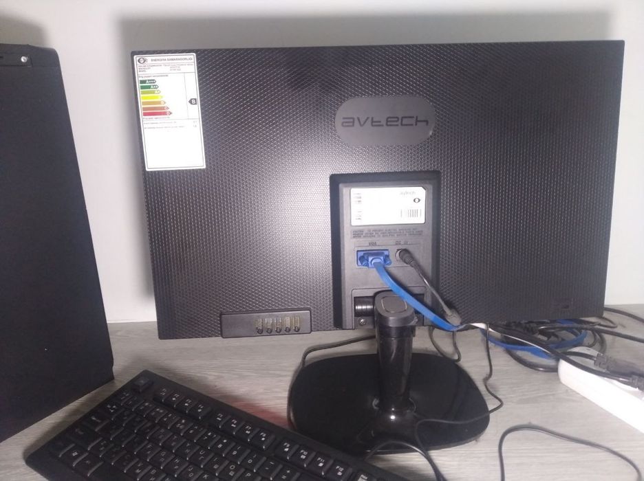 Hamyonbop kompyuter !!! 
O'yinga va ofisga kompyuter sotiladi.

CPU: i