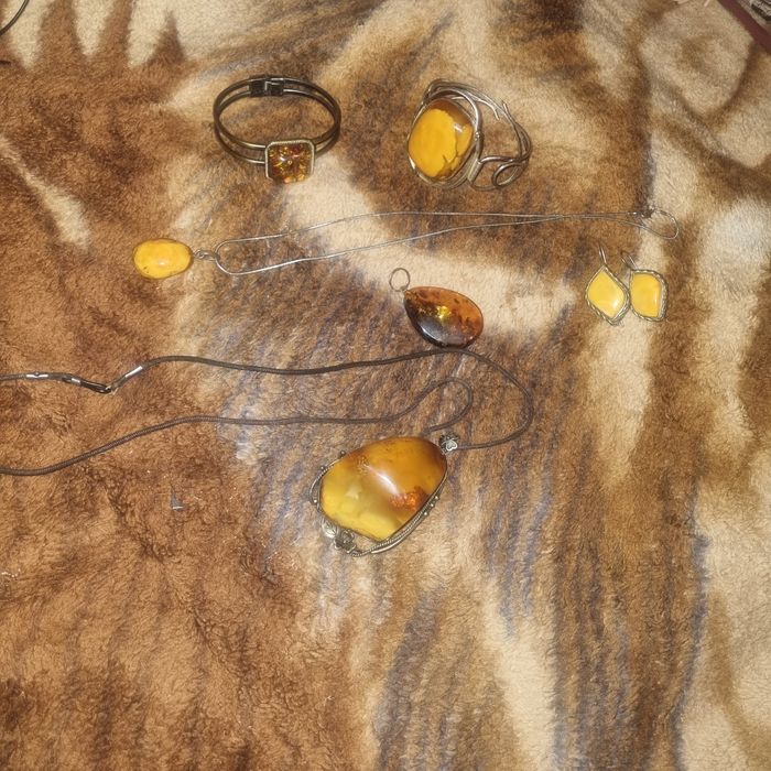 Браслеты, колье , цепочки , янтарь