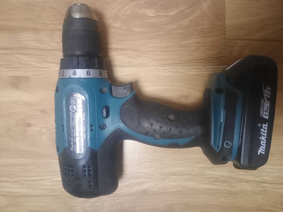 Vând Makita DDF453SYE cu baterie inclusa