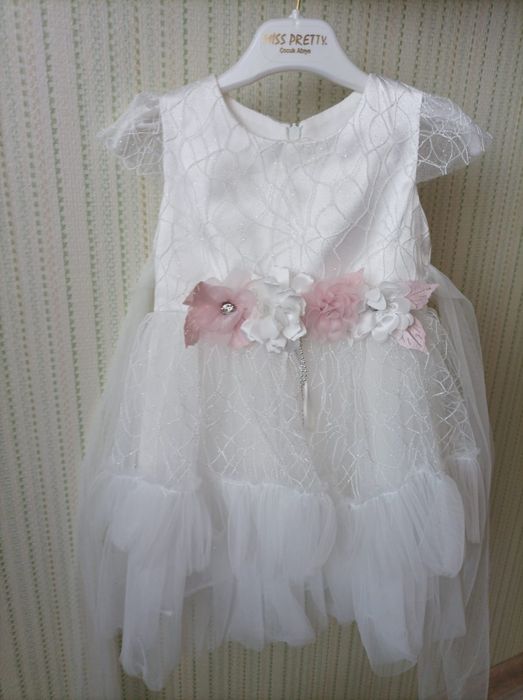 Продам платье на девочку на 1 год