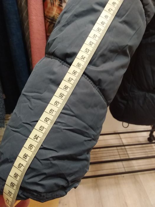 Қалың куртка жасөспірім жігіт балаға