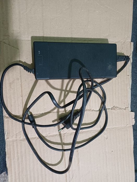 Incarcator baterii li ion 29,4v  4A perfect functional
Mufa 5,5 / 2,