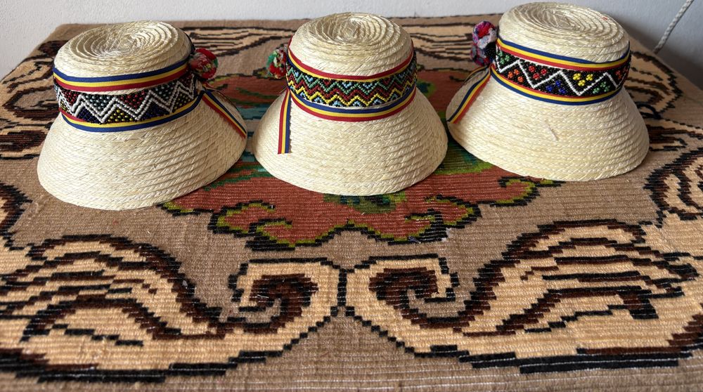 Pălărie/clop din paie tradițional Oas/Maramureș cu margele.