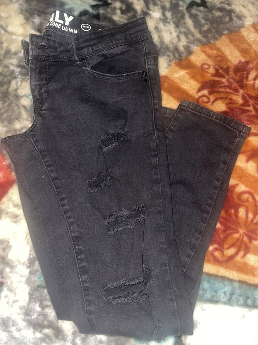 Blugi rupti elastici din Denim