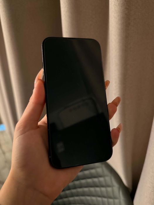 Телефон iPhone 13