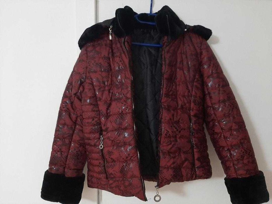 Geaca dama fas matlasata rosie cu imprimeuri negre, gluga, blanita, S