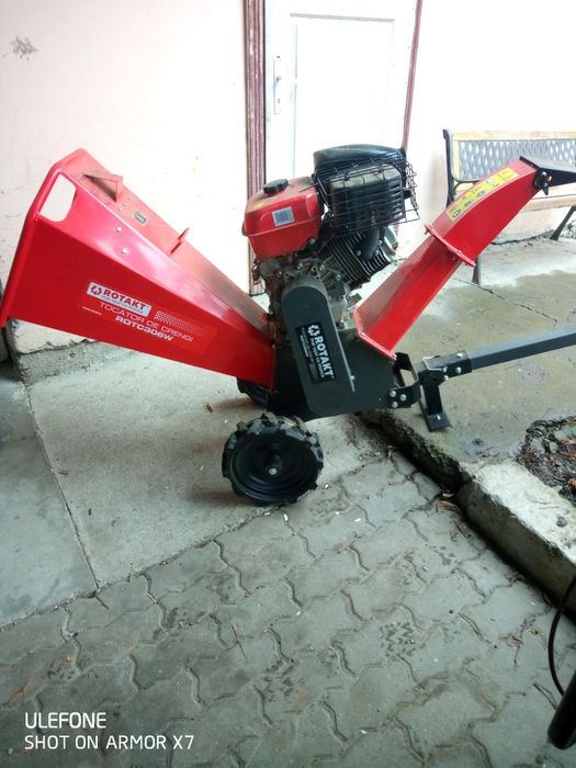 Tocător crengi resturi vegetale curățat livadă pomi copaci tăiatRamuri